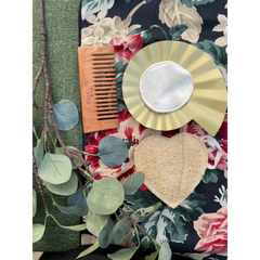 Beauty Kit - Heart Loofah + Makeup Removing Wipe + Wide Tooth Comb